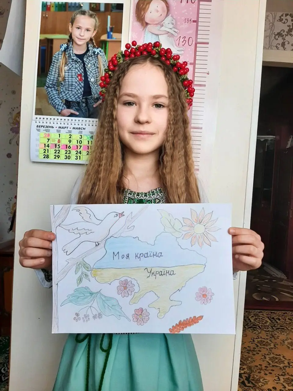 дитина з плакатом